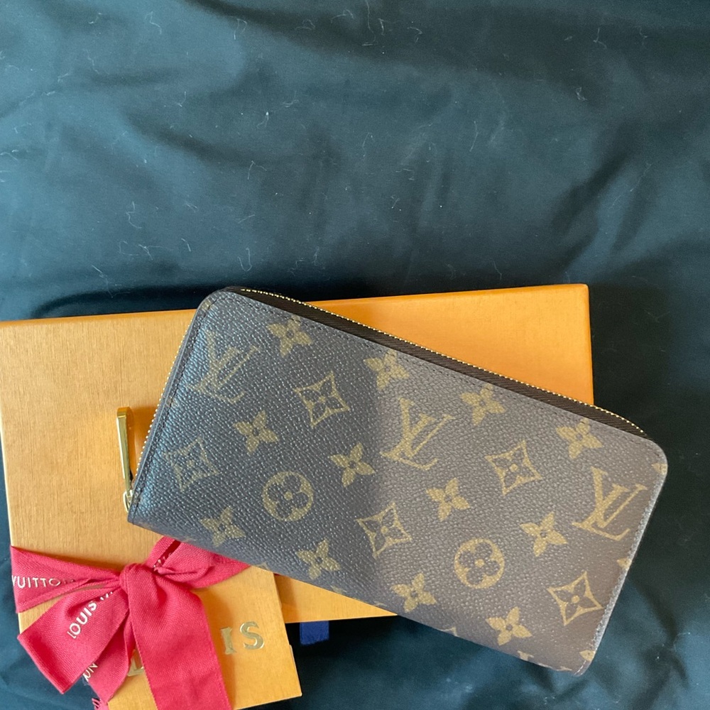 Authentic Louis Vuitton Monogram Zippy Wallet